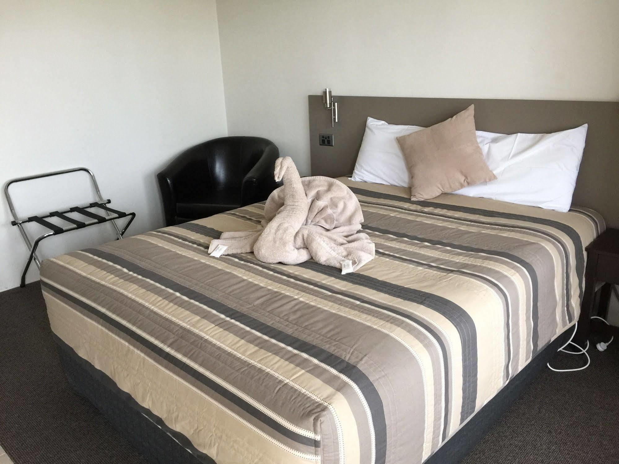 دوبو Centrepoint Motel المظهر الخارجي الصورة