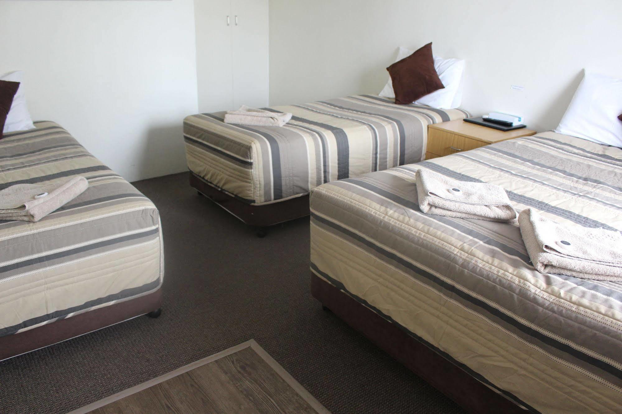 دوبو Centrepoint Motel المظهر الخارجي الصورة