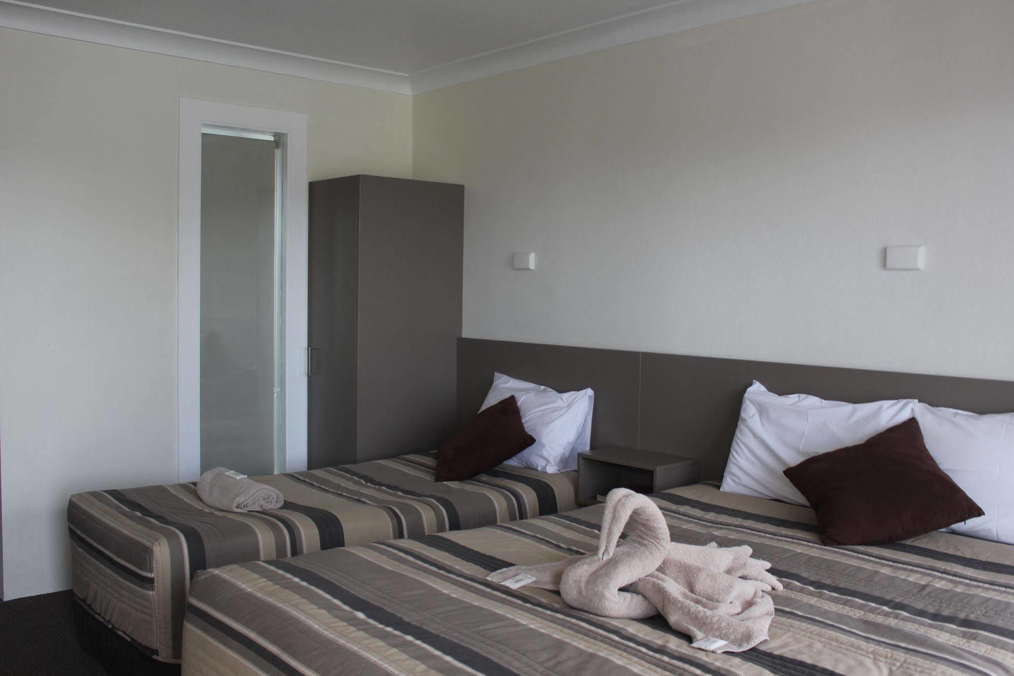 دوبو Centrepoint Motel المظهر الخارجي الصورة