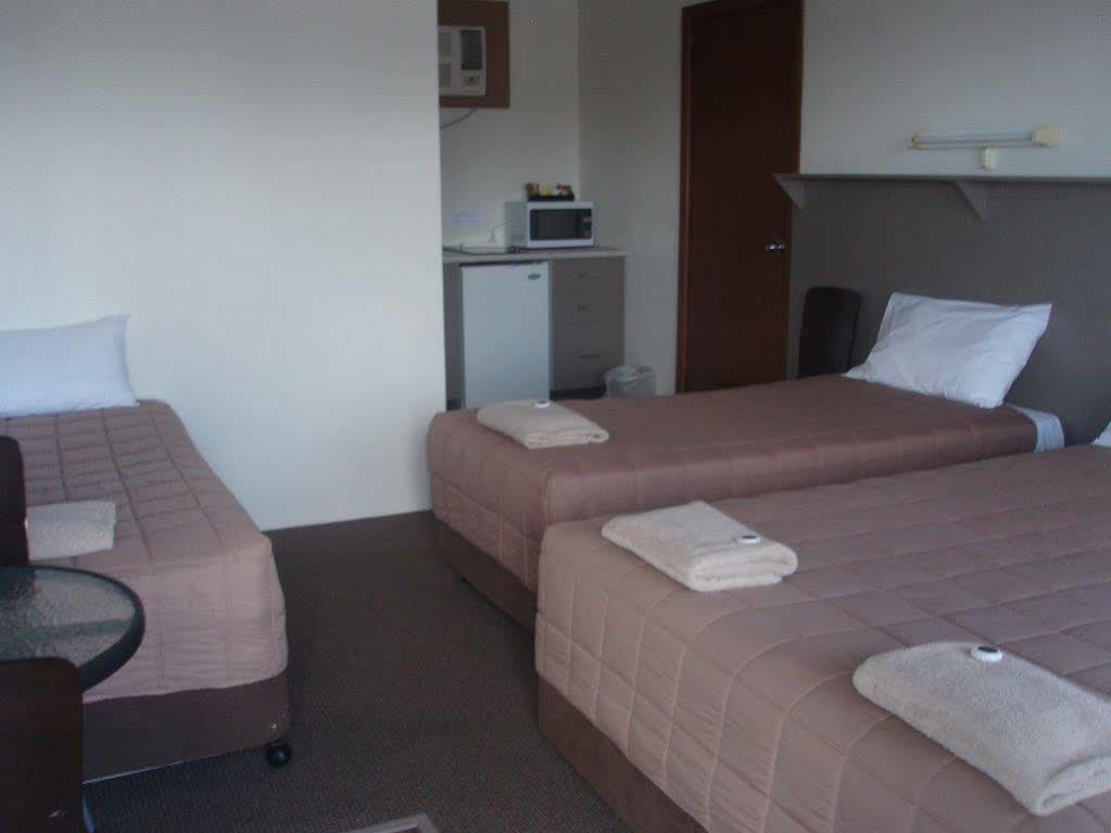 دوبو Centrepoint Motel المظهر الخارجي الصورة