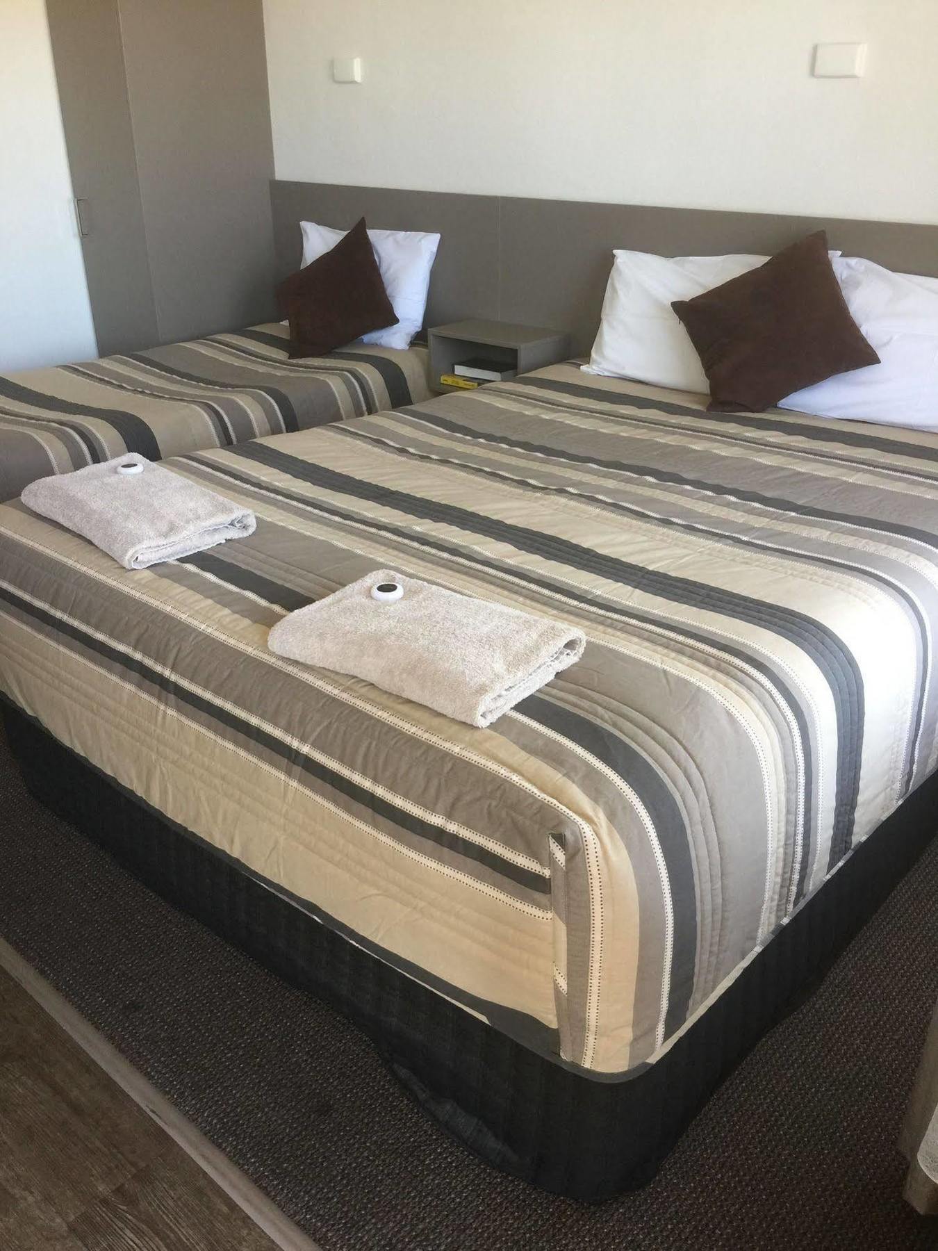 دوبو Centrepoint Motel المظهر الخارجي الصورة