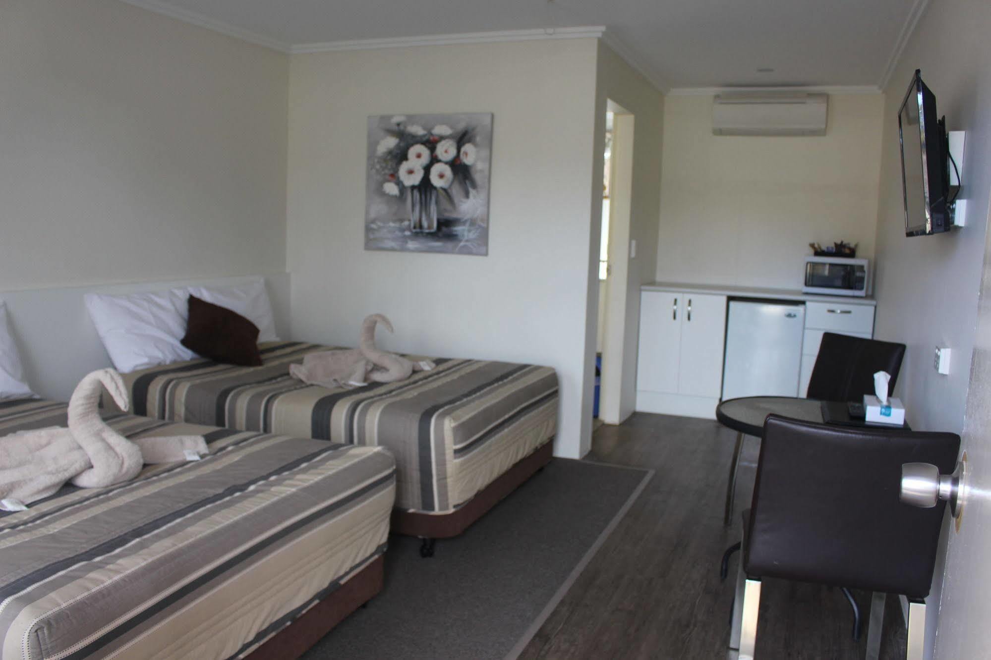 دوبو Centrepoint Motel المظهر الخارجي الصورة