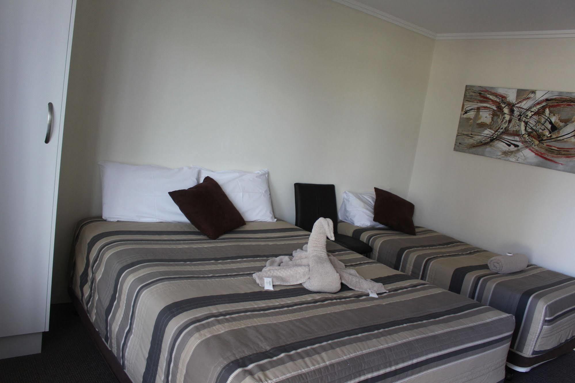 دوبو Centrepoint Motel المظهر الخارجي الصورة