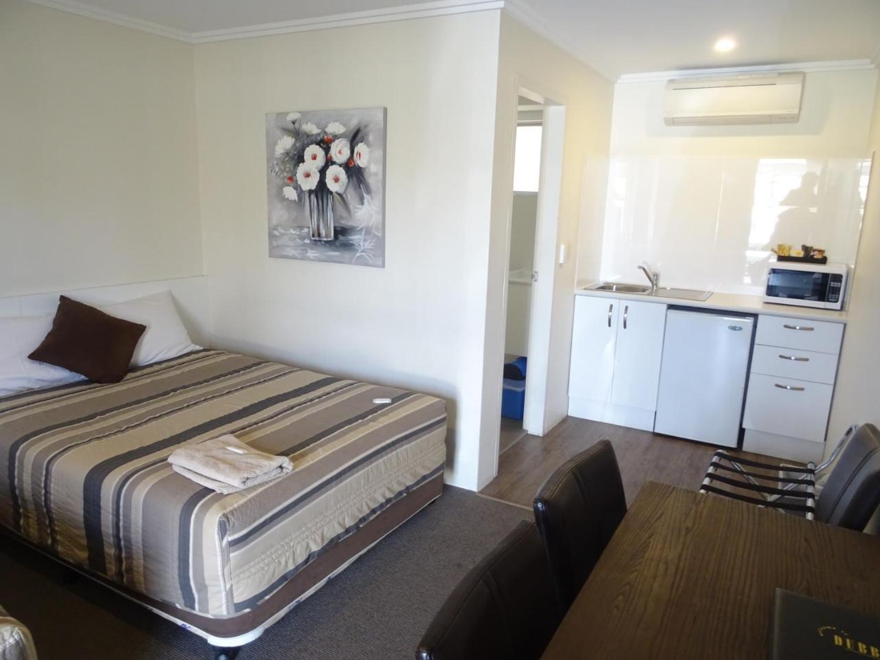 دوبو Centrepoint Motel المظهر الخارجي الصورة